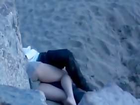 一位经验丰富的接送艺术家在公共汽车上遇到了美女