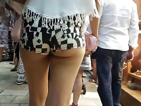 女孩会吮吸并试图吞下一名成员