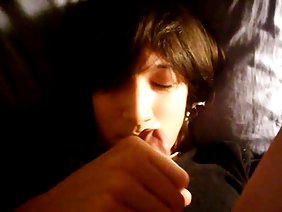 看着一个邻居的访问，并把她在桌子上搞砸了