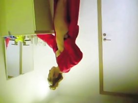 他在地板上的图书馆里用甲壳类动物戳了一个金发学生