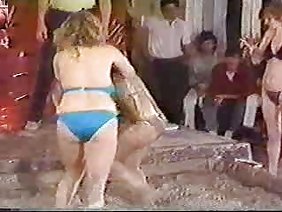 这个女孩是一个美丽,女性和纯真的理想。