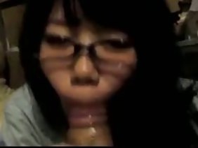 令人难以置信的美丽女孩打开相机，并用黑色面具给自己的小伙子