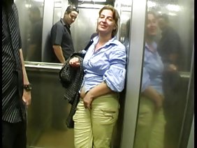 漂亮的女人和两个公鸡
