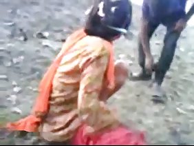 在办公桌上摆着一个放荡的老板