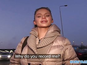 高加索人带来浴金发碧眼的金发女郎