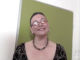 两个妓女脸上和嘴巴都有很多暨