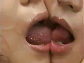 睡觉的裸体表弟并没有让这个家伙无动于衷