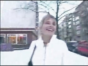 莉娜在丹尼斯面前打开了她的湿缝