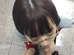 她拿走了钱，计算了它并开始工作。