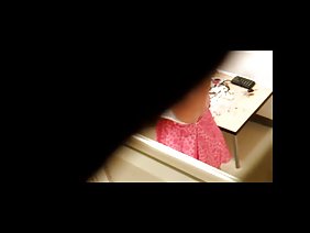 性别与一个女孩在厕所上厕所