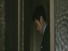 与金发碧眼的妮可卷曲的家伙的亲密关系