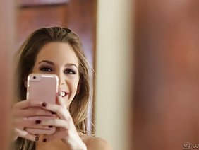 两只小鸡用啜饮的嘴巴和毛茸茸的e e人群欣喜若狂。