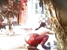 将她的乐器推入帽中。