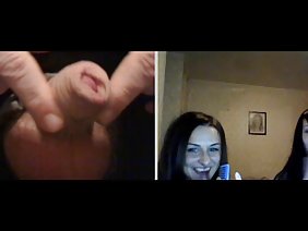 可爱的女同性恋者在床上安顿下来