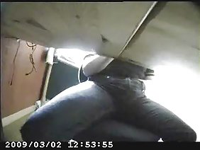 打开摄像机，把年轻女士放在裙子下面