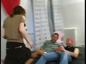 女性泌尿科医生吮吸病人，并在脸上涂上雀斑