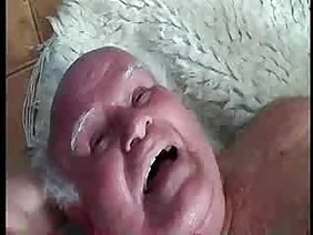 在裙子下间谍秘书