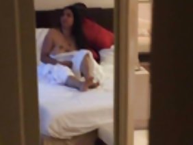 他在阴茎上放了一个避孕套，开始接触女性洞