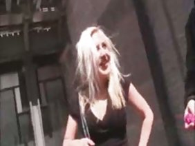 秘密从女人打开相机