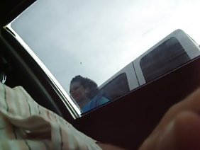 用他的手擦猫