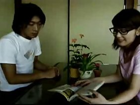 幸运的追求者以不受干扰的热情炸他的公主