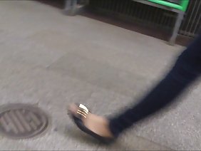 在女朋友的阴部插入一个巨大的假阳具