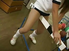 放下相机，从后面跟着那个女孩