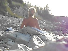 一条短裙的俏丽的妇女