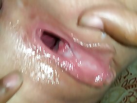 Jahnul年轻的邻居在厨房里