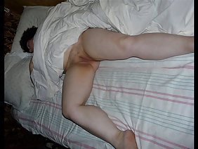 在灌木丛中的裸体女孩